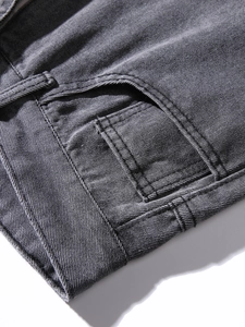 Dettaglio vita e tasca sui jeans da uomo dritti e comodi in grigio scuro