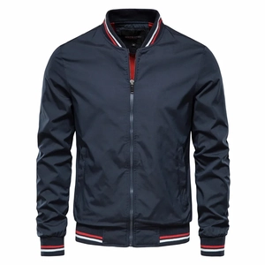 Dettaglio del bomber blu navy con polsini a coste a righe rosse, bianche e blu classiche