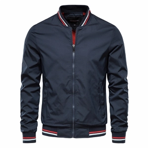 Giacca bomber uomo blu navy con polsini a righe bianche e rosse e collo in piedi