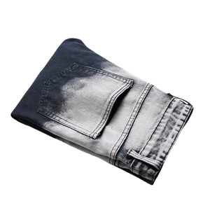 Jeans da uomo sfumati nero e grigio con dettaglio zip sull'orlo e strappi