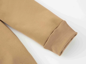 Dettaglio della felpa kaki con polsini a costine e trama del tessuto di qualità
