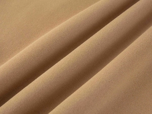 Vista macro del tessuto della felpa in maglia kaki con trama morbida di qualità