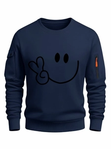 Dettaglio felpa girocollo blu scuro con grafica smile e tasca con zip sulla manica