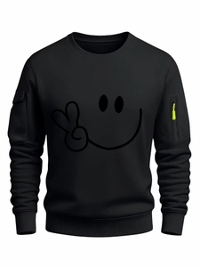 Dettaglio felpa nera con grafica smiley e tasca sulla manica con zip giallo neon sportiva