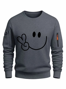 Dettaglio felpa girocollo grigio scuro con stampa smile e tasche multiple sulla manica