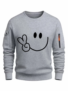 Felpa grigia a girocollo con grafica smiley e tasche funzionali sulle maniche