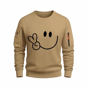 Felpa da uomo color kaki con girocollo, stampa sorriso e tasche funzionali sulle maniche