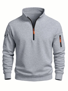 Détail d'un sweat gris chiné avec zip orange et poches tactiques sur les manches de l'habit