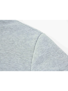 Détail de la couture d'épaule et texture en maille fine sur sweat gris clair à col montant