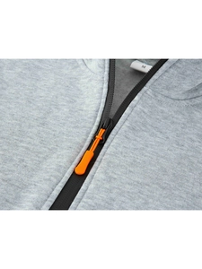 Détail d'un sweat-shirt gris avec fermeture éclair noire et cordon orange vif