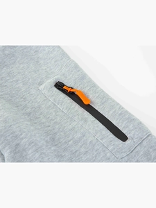Détail d'un sweat à capuche gris clair avec poche zippée noire et cordon de serrage