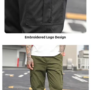 Dettaglio dei pantaloni cargo con tasche a patta e ricamo di alta qualità sulla gamba