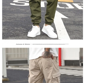Dettaglio dei pantaloni cargo con tasche laterali a patta e caviglie con coulisse reg
