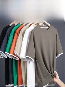 Detail der Waffelstrick-Textur und des Lagen-Designs der Herren-T-Shirt-Sets in verschiedenen Farben