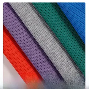 Detailaufnahme der Waffelstrick-Textur in verschiedenen Farben für Herren-Sportbekleidung