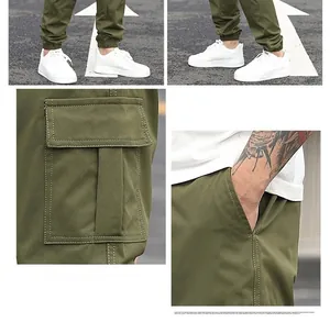 Dettaglio dei pantaloni cargo verde militare con ampie tasche a patta e fondo elasticizzato