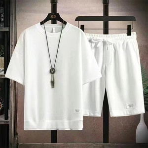 Herren Set aus weißem Waffelstrick mit kurzärmligem T-Shirt und passenden Sport-Shorts
