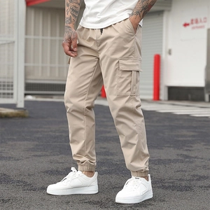 Pantaloni cargo kaki da uomo con coulisse, tasche laterali e polsini in stile street