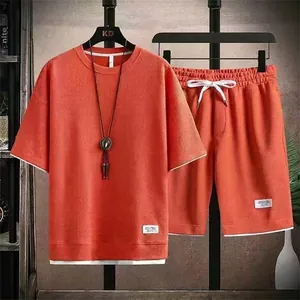 Detail von Waffelstrickgewebe an orangefarbenem Kurzarm-T-Shirt und passendem Set