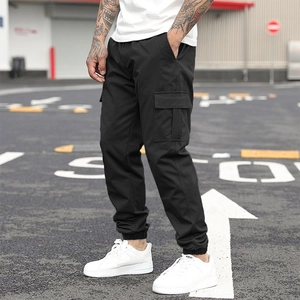 Pantaloni cargo neri da uomo con design multitasche e coulisse sul fondo gamba