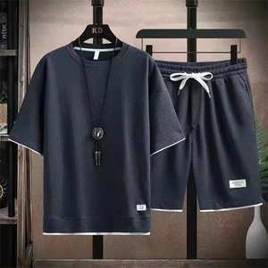 Detailansicht des dunkelgrauen Waffelstrick-Stoffs vom Herren T-Shirt und Shorts Set