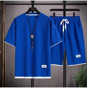 Detail von blauem Waffelstrick-Set mit weißem Saum und strukturierter Gewebeoberfläche