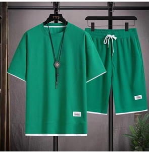 Detail von smaragdgrünem Waffelstrick-Set mit T-Shirt und Shorts und weißem Lagen-Design