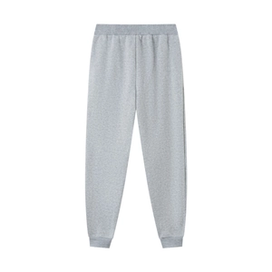 Détail du jogging gris avec taille élastique et finitions des chevilles en bord-côte