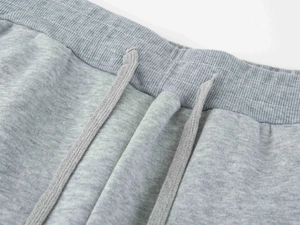 Détail du jogging gris avec taille élastique côtelée et cordon de serrage plat