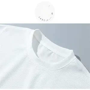 Detail des weißen Waffelstrick-T-Shirts mit Ausschnitt, Stoffstruktur und Nähten