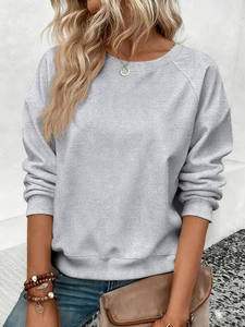 Détail d'un sweat gris pour femme avec manches raglan et bordures en côtes fines