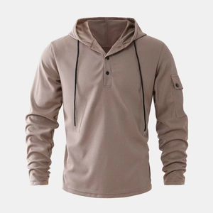Detail der Waffelstrick-Struktur des Herren-Hoodies mit Kordelzug und Henley-Ausschnitt