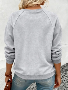Vue arrière d'un sweat-shirt gris clair à manches raglan et bords-côtes ajustés