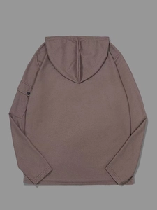 Detail von Waffelstrick und Ärmeltasche am grauen Kapuzenpullover für Herren