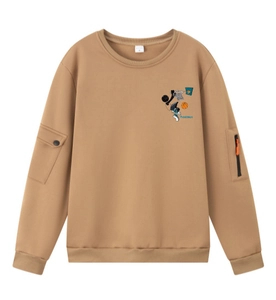 Dettaglio felpa girocollo color kaki con tasche tattiche sulle maniche e stampa cartoon