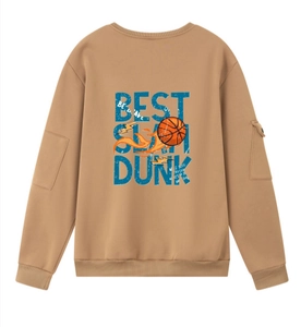 Vista dettagliata del retro della felpa color kaki con stampa basket e scritte