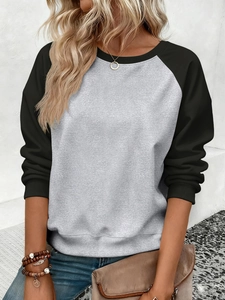 Vue détaillée du sweat femme à manches raglan montrant les poignets et le tissu contrasté