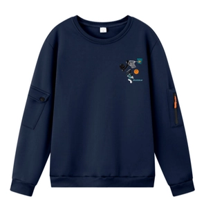 Dettaglio della felpa blu navy con tasca cargo sulla manica e stampa basket