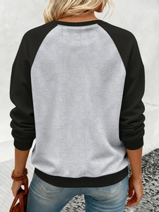 Vue arrière d'un sweat-shirt décontracté pour femme avec manches raglan bicolores