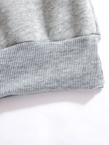 Vue macro détaillée des poignets côtelés en mélange de coton gris et coutures du sweat-shirt