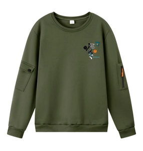 Dettaglio della felpa verde oliva con tasche sulle maniche e stampa sportiva trendy