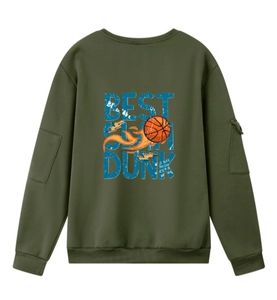 Dettaglio felpa verde militare con stampa basket sul retro e tasche utility sulle maniche