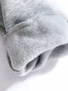 Détail du tissu sweat-shirt gris avec une doublure en polaire douce et brossée