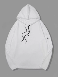 Detail eines weißen Waffel-Hoodies mit schwarzen Knöpfen und Kordelzug-Textur