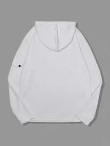 Detailsicht auf Waffelstruktur-Stoff und funktionale Ärmeltasche mit Knopf am weißen Hoodie