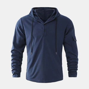 Detail von marineblauem Waffelstrick-Hoodie mit Henley-Knöpfen und Ärmeltasche