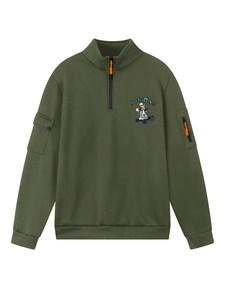 Dettaglio della felpa verde oliva con mezza zip arancione e tasca utility sulla manica