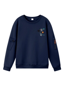 Felpa blu navy con ricamo basket e tasche funzionali sulle maniche per look sportivo