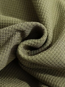 Detailaufnahme der Waffelstrick-Struktur des Herren-Hoodies aus hochwertigem Material