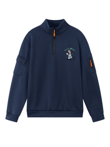 Dettaglio della felpa blu navy con stampa skateboarder e tasca con zip arancione
